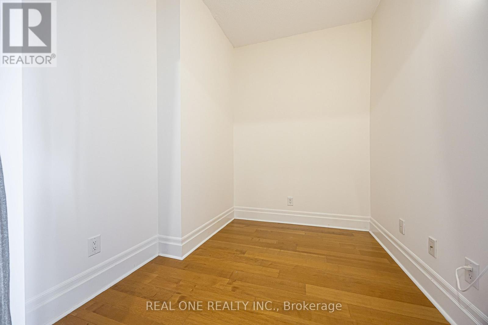 #214 111 UPPER DUKE CRESCENT - Image 22