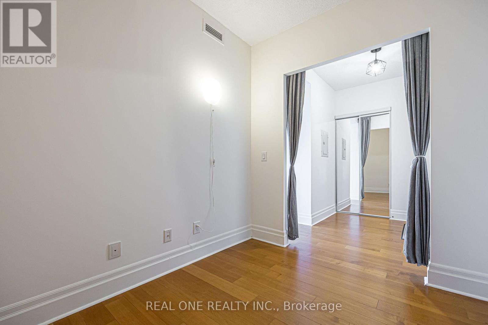 #214 111 UPPER DUKE CRESCENT - Image 23