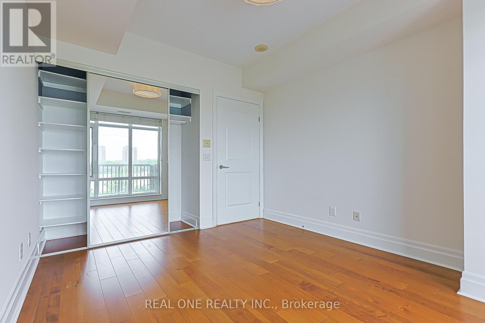 #214 111 UPPER DUKE CRESCENT - Image 25