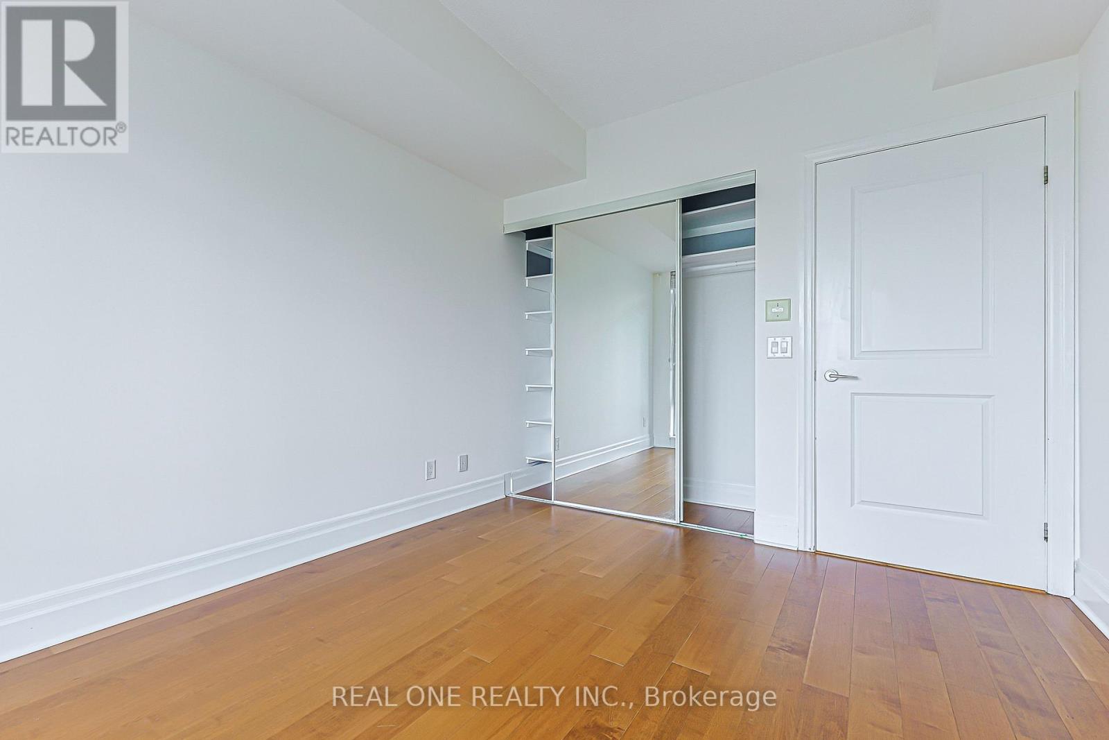 #214 111 UPPER DUKE CRESCENT - Image 26