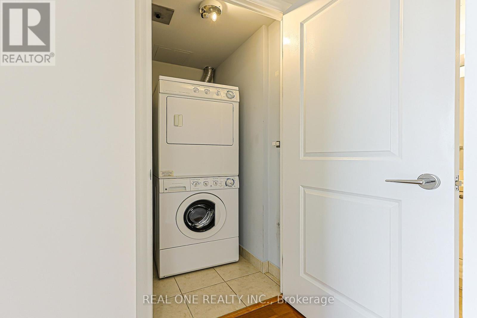 #214 111 UPPER DUKE CRESCENT - Image 29