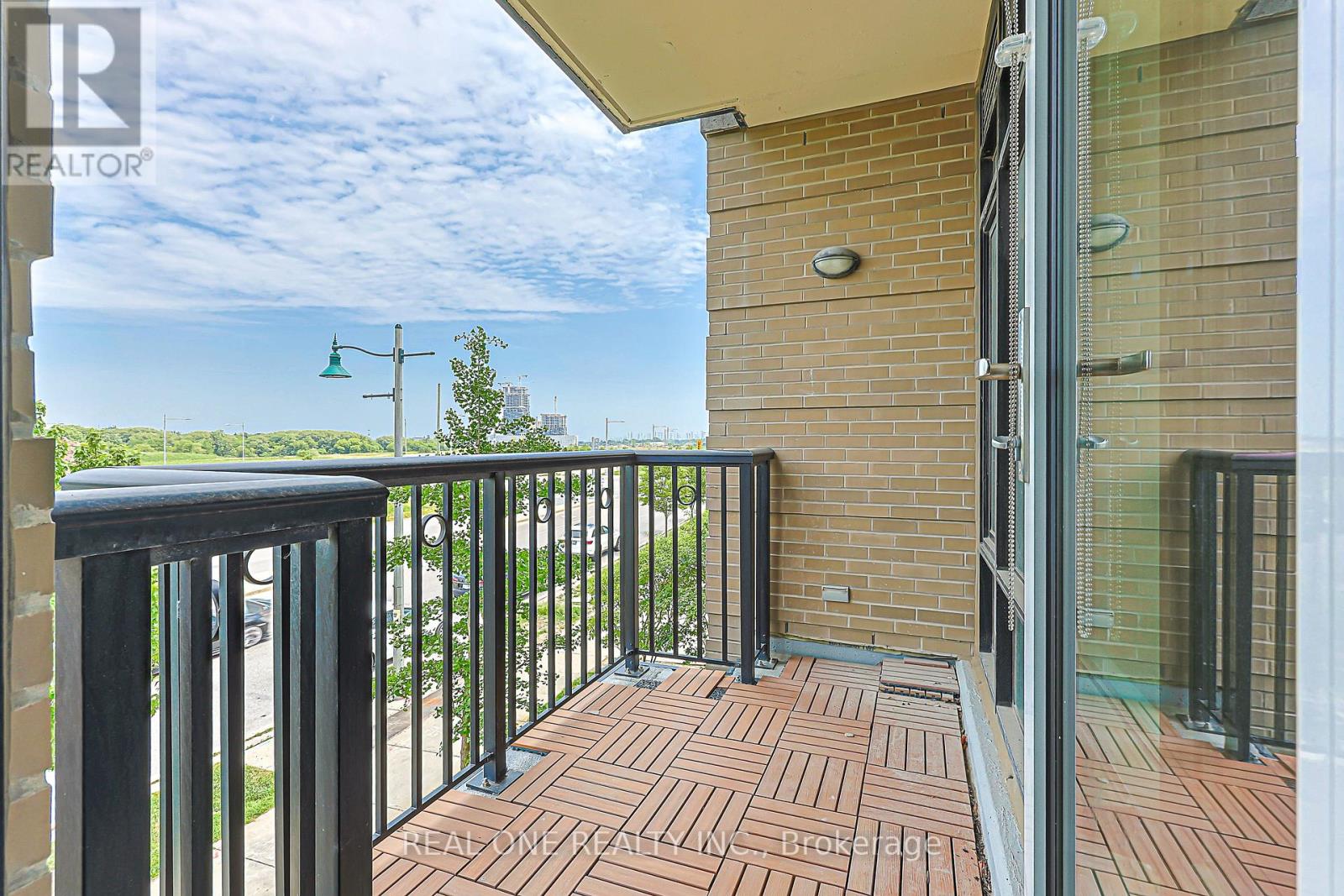 #214 111 UPPER DUKE CRESCENT - Image 30