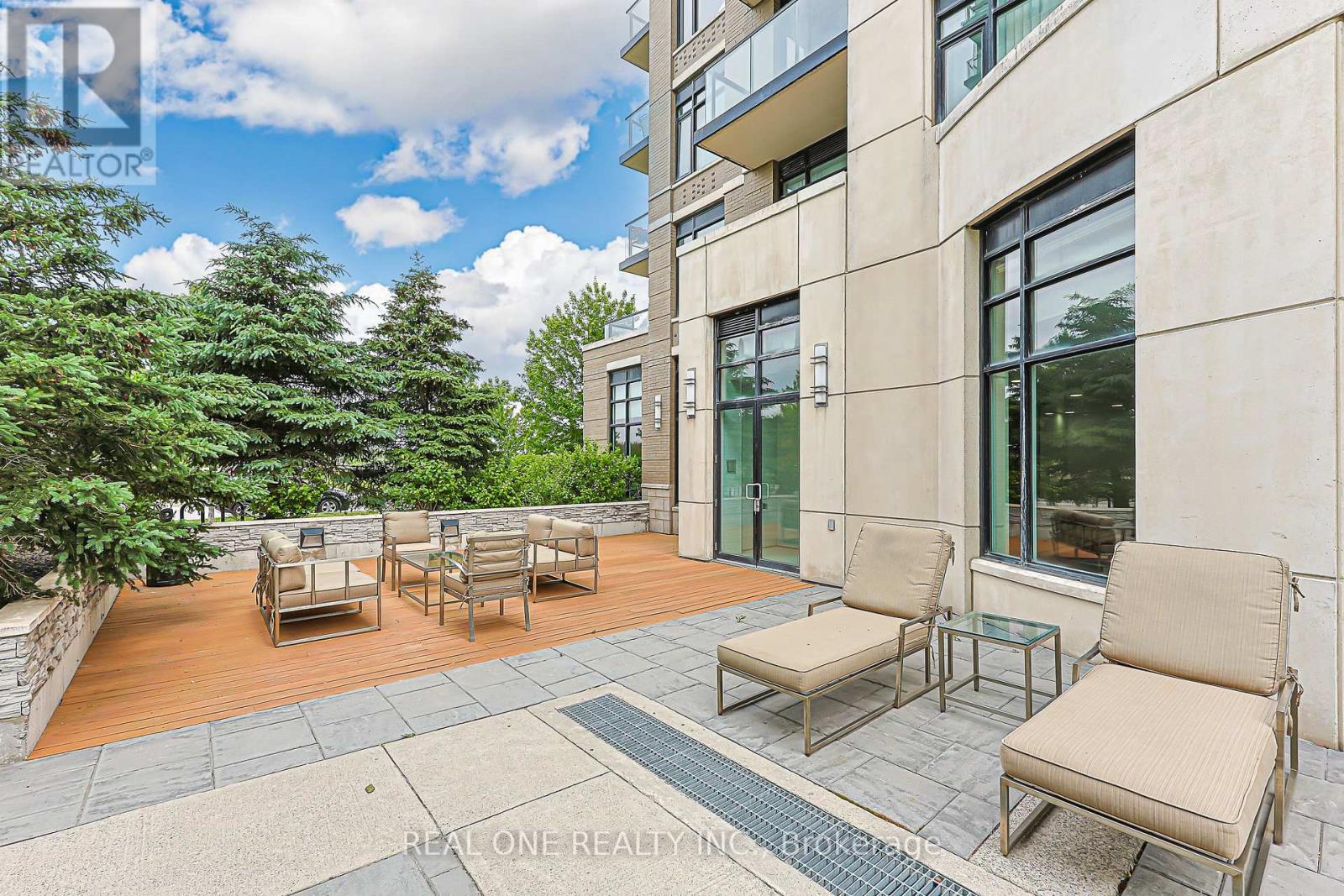 #214 111 UPPER DUKE CRESCENT - Image 37