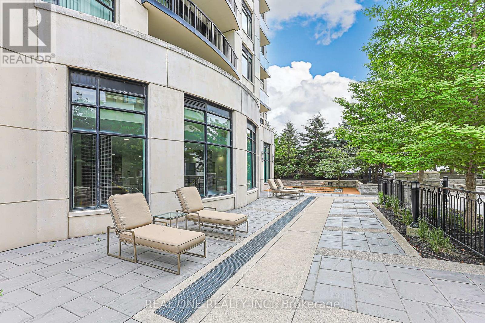 #214 111 UPPER DUKE CRESCENT - Image 39