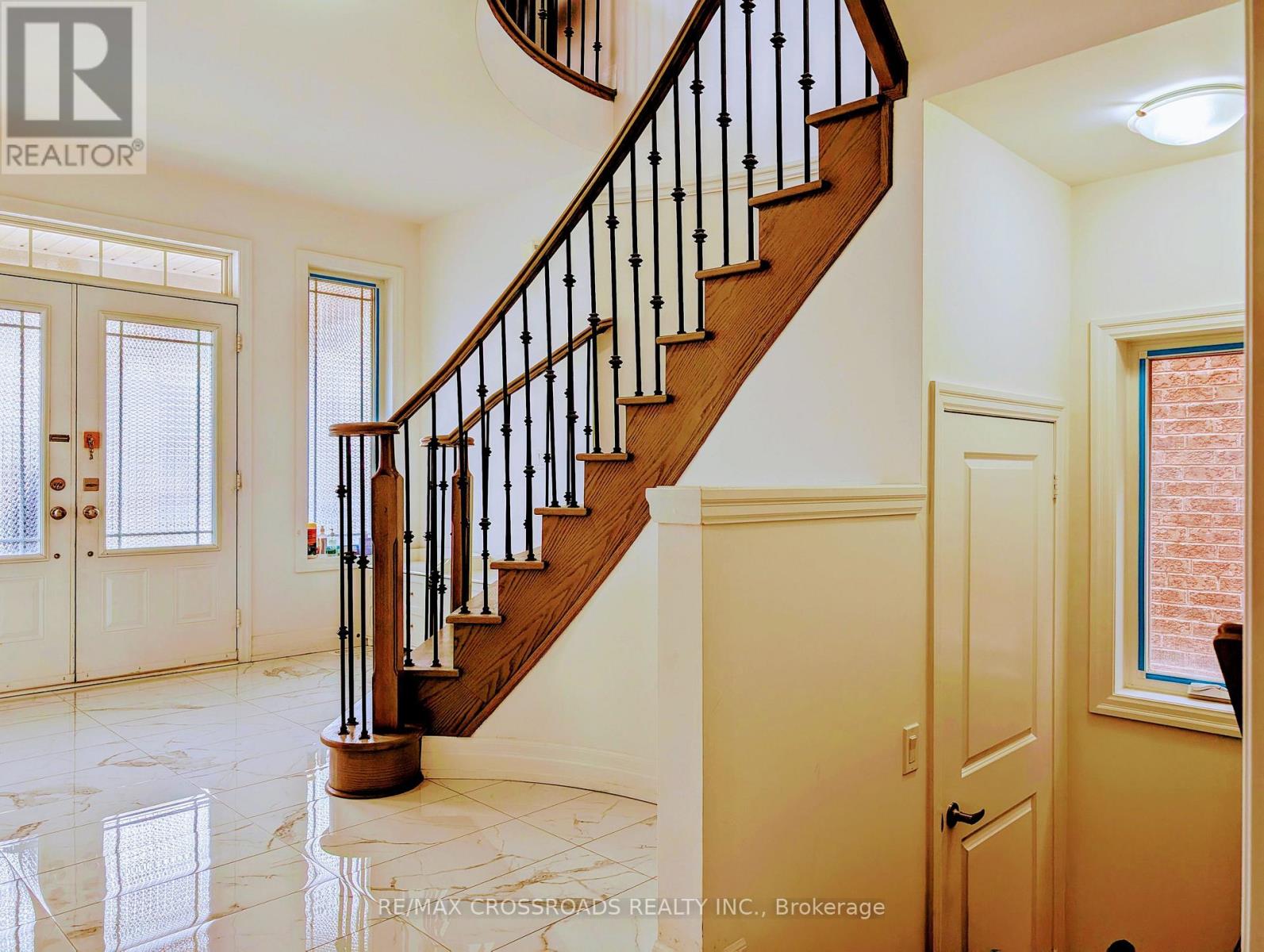 Bright & spacious foyer