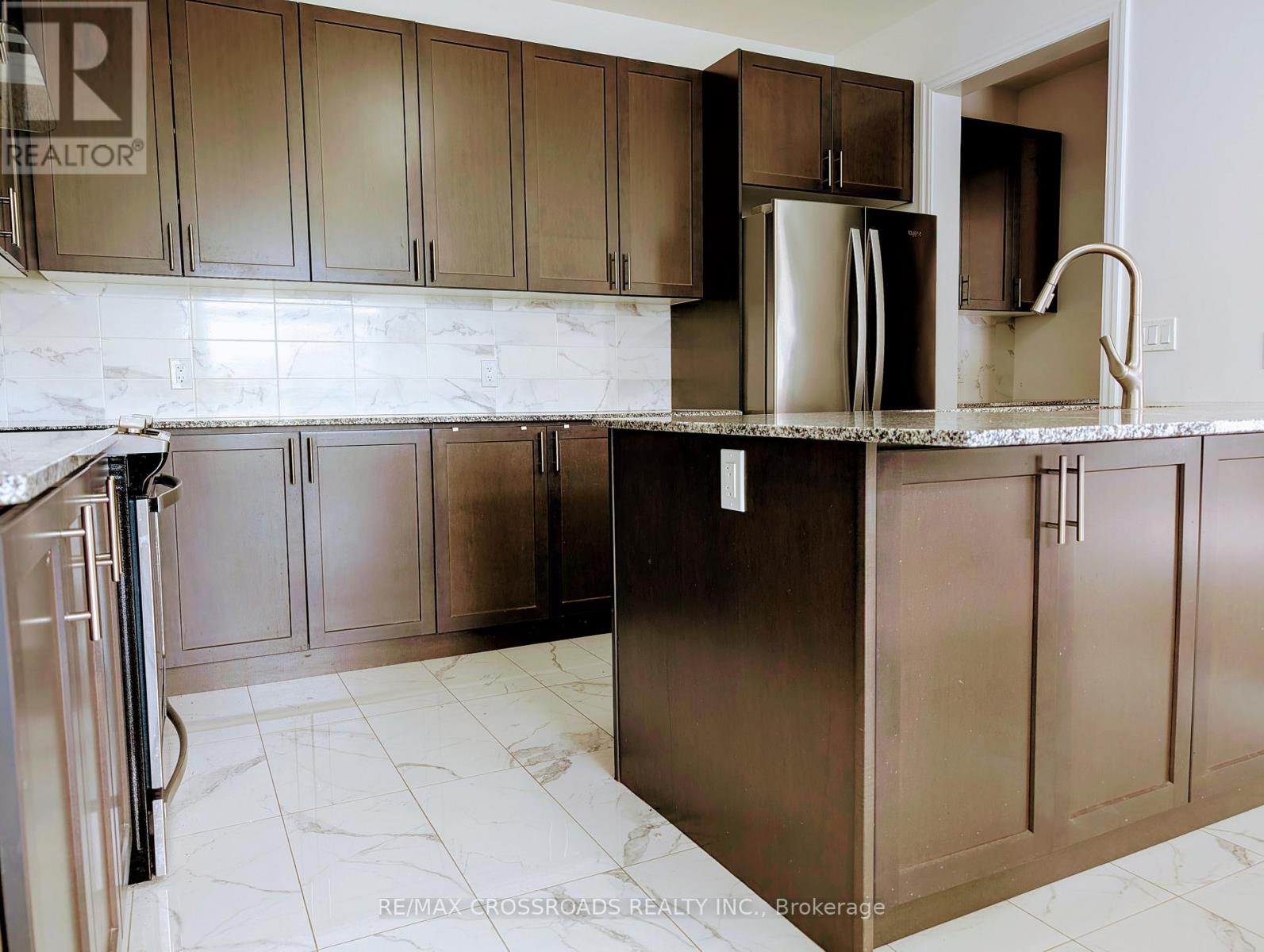Lg kitchen w/lots of cabinetry