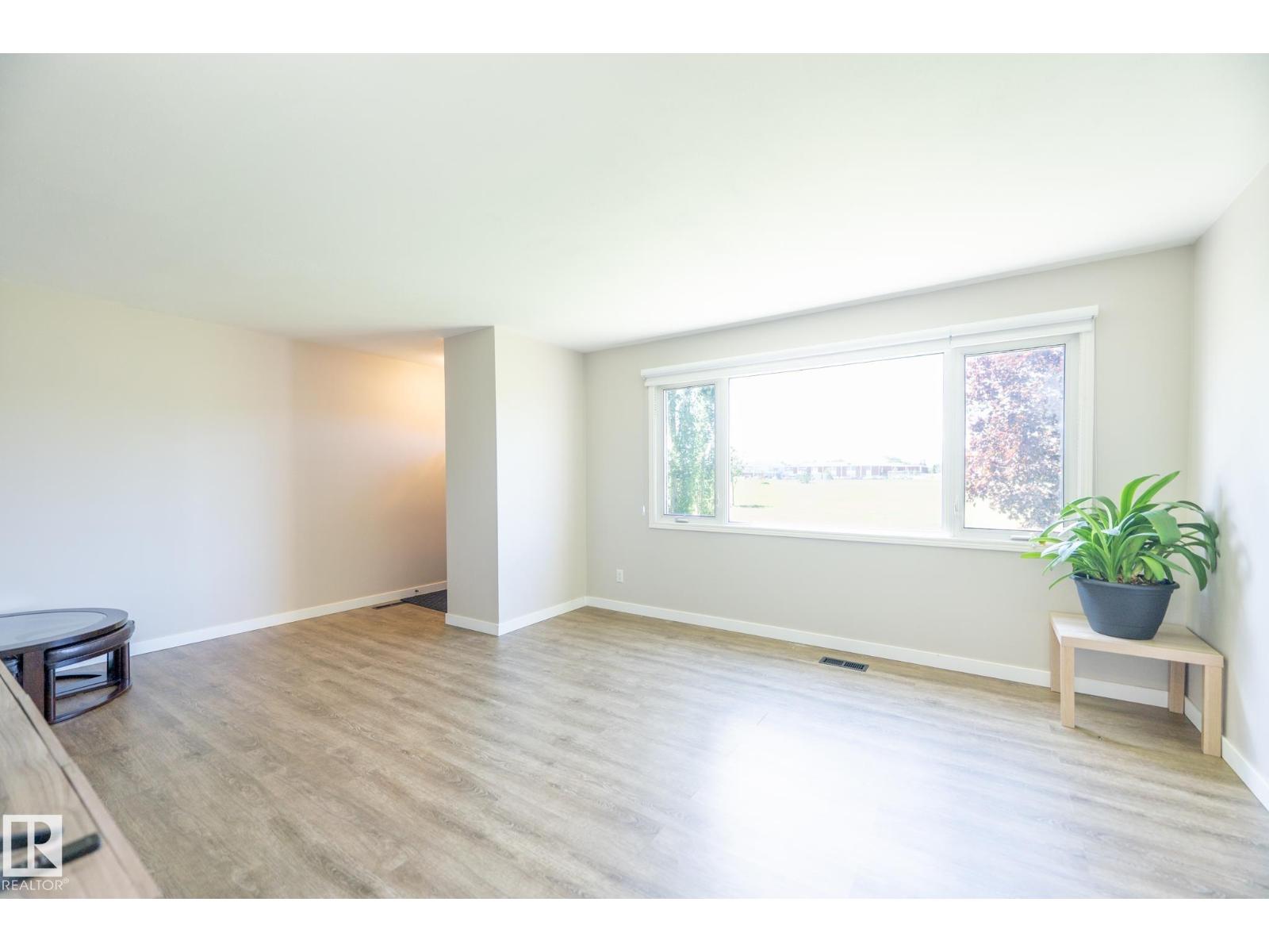 13309 85 ST NW - 4