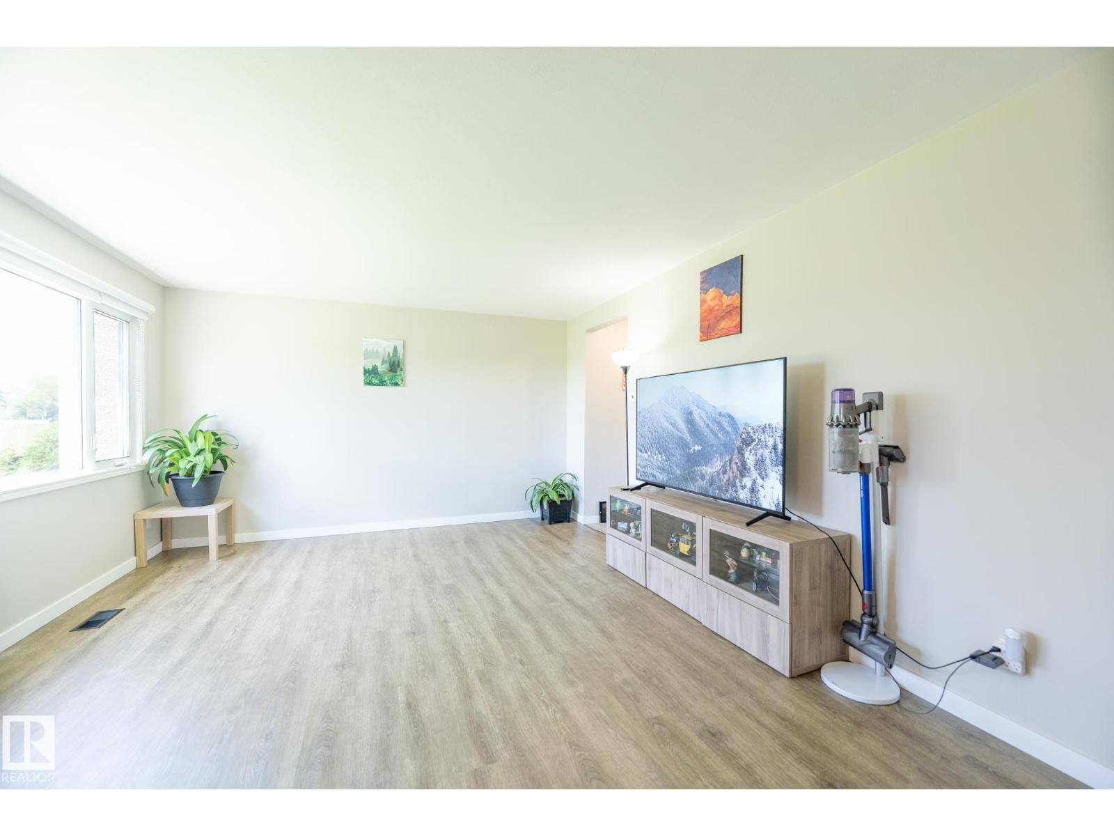 13309 85 ST NW - 6
