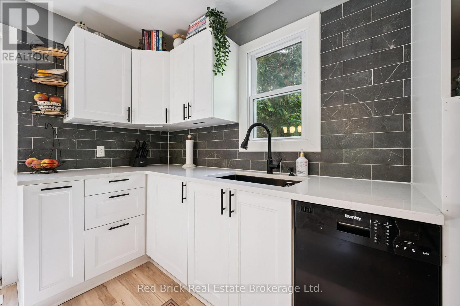 324 WATERLOO AVENUE - 12