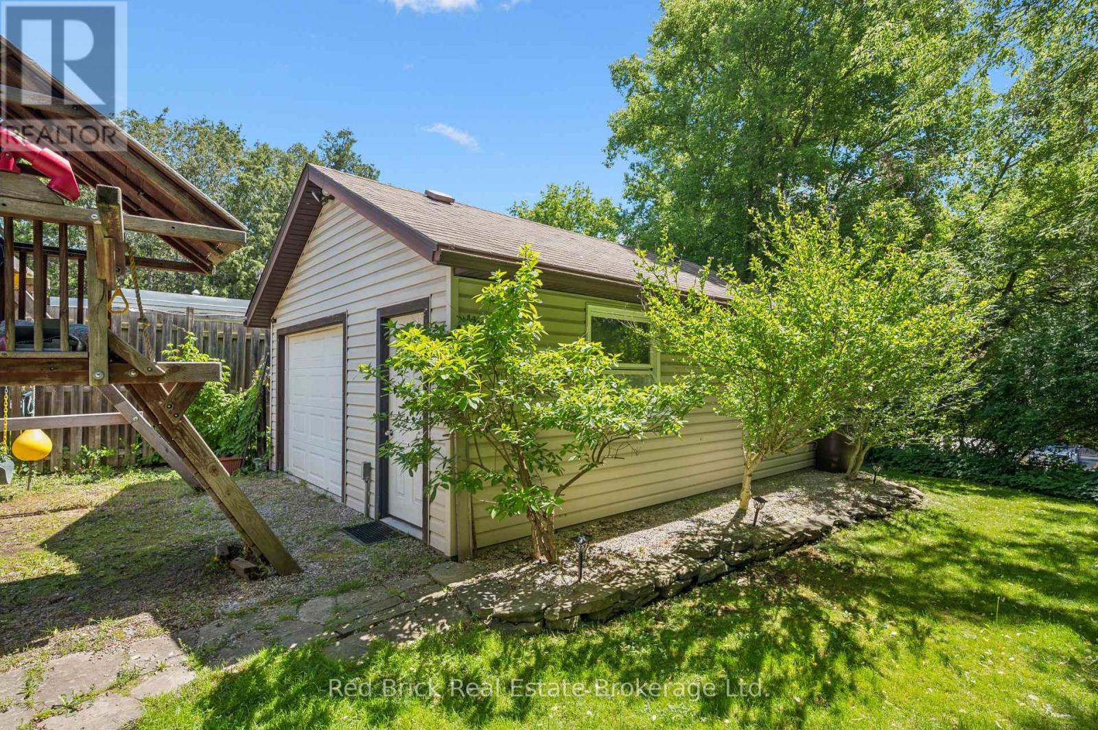 324 WATERLOO AVENUE - 28
