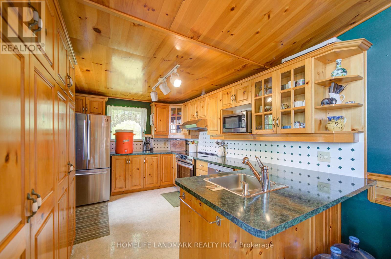 #8 1093 COOPER POINT ROAD - 28