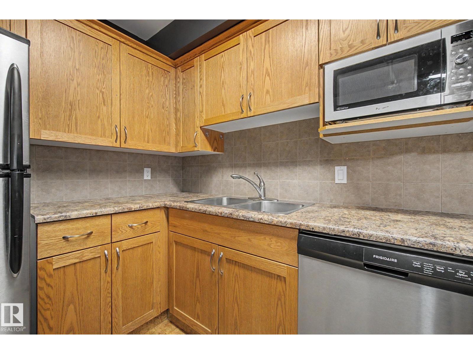 11150 83 AV NW - 18