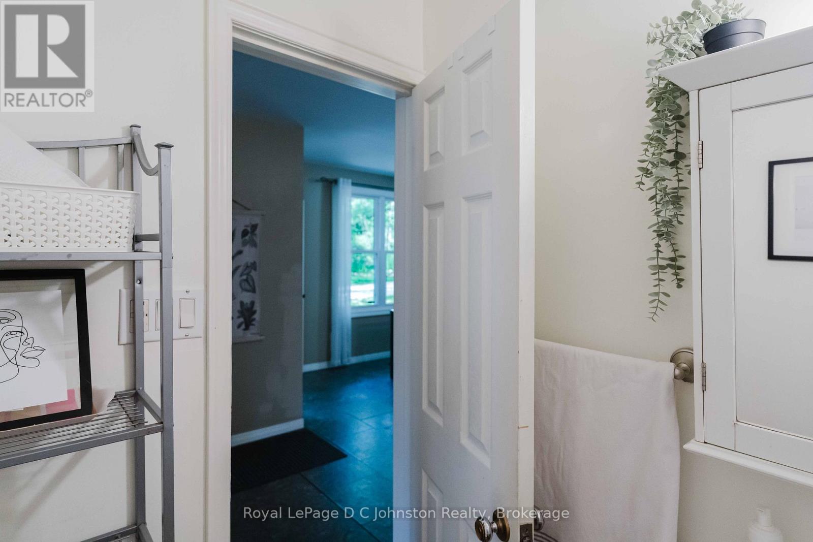 561 WELLINGTON STREET - 10