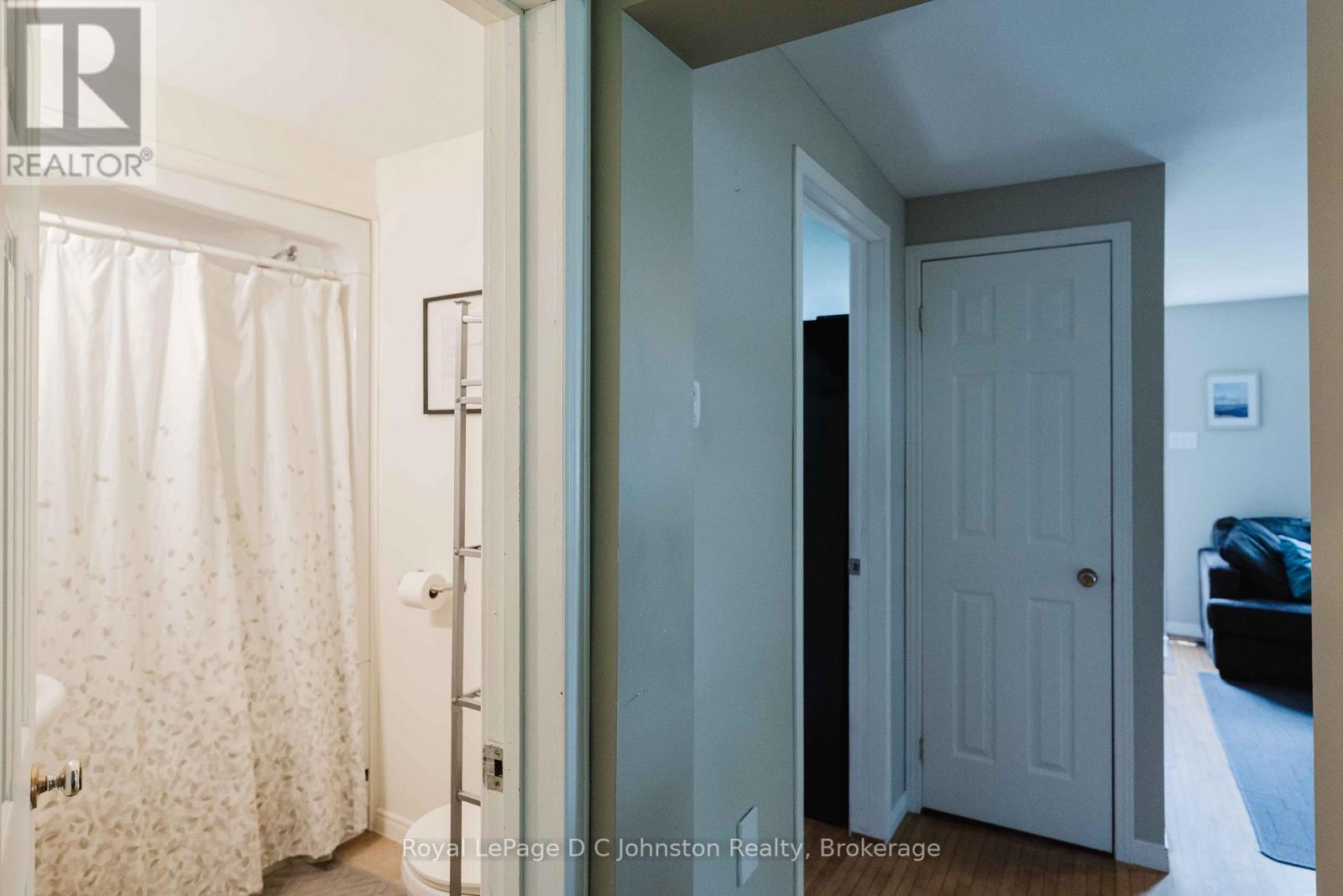 561 WELLINGTON STREET - 11