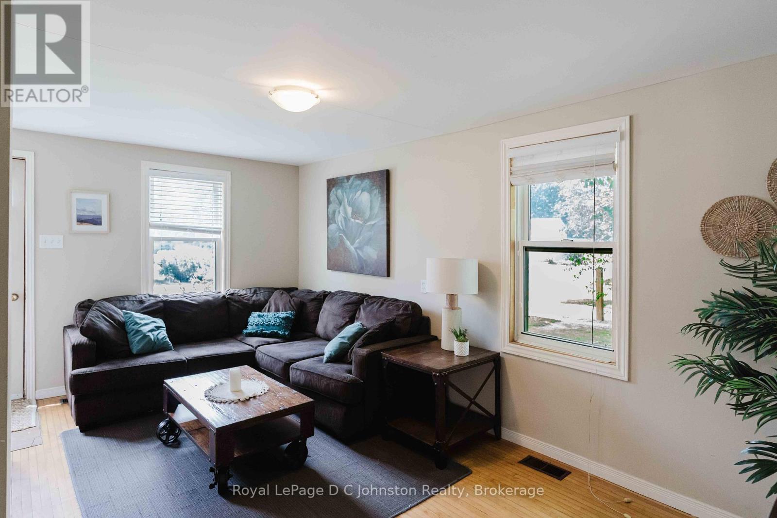 561 WELLINGTON STREET - 12