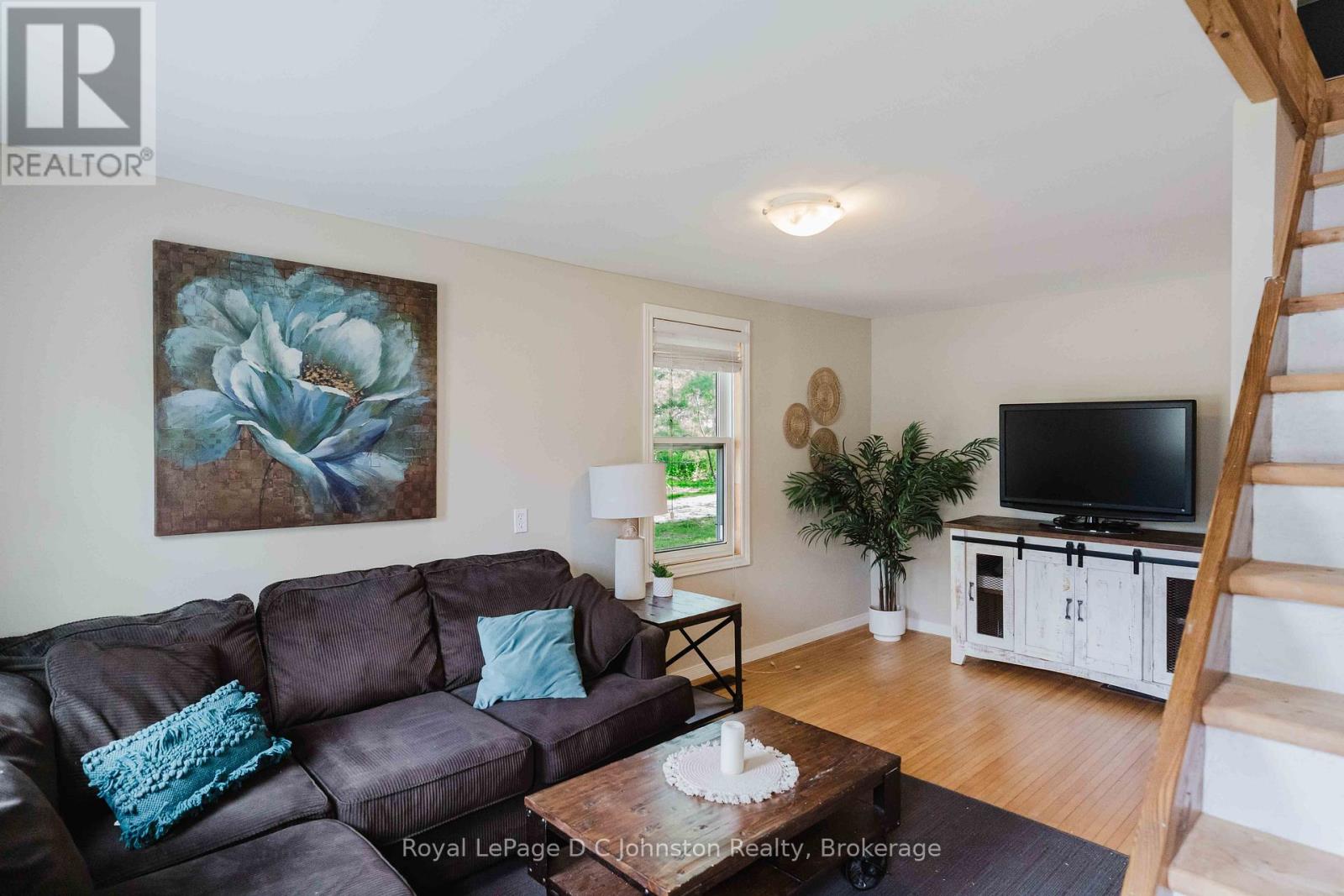 561 WELLINGTON STREET - 14