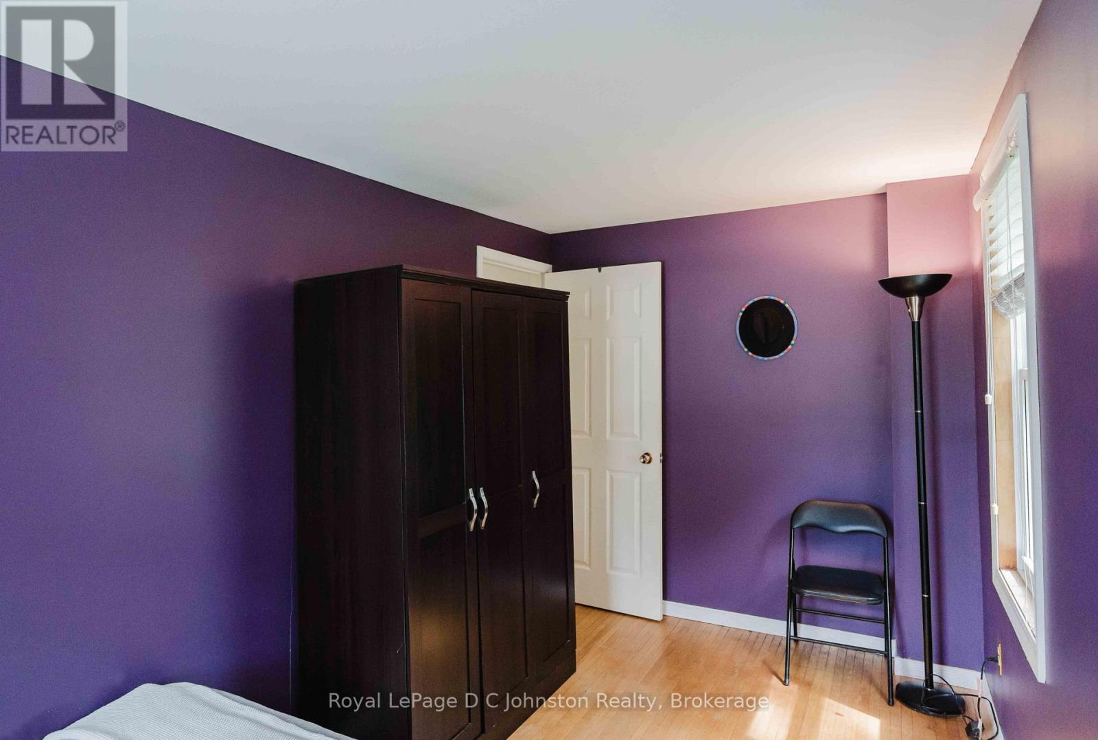 561 WELLINGTON STREET - 16