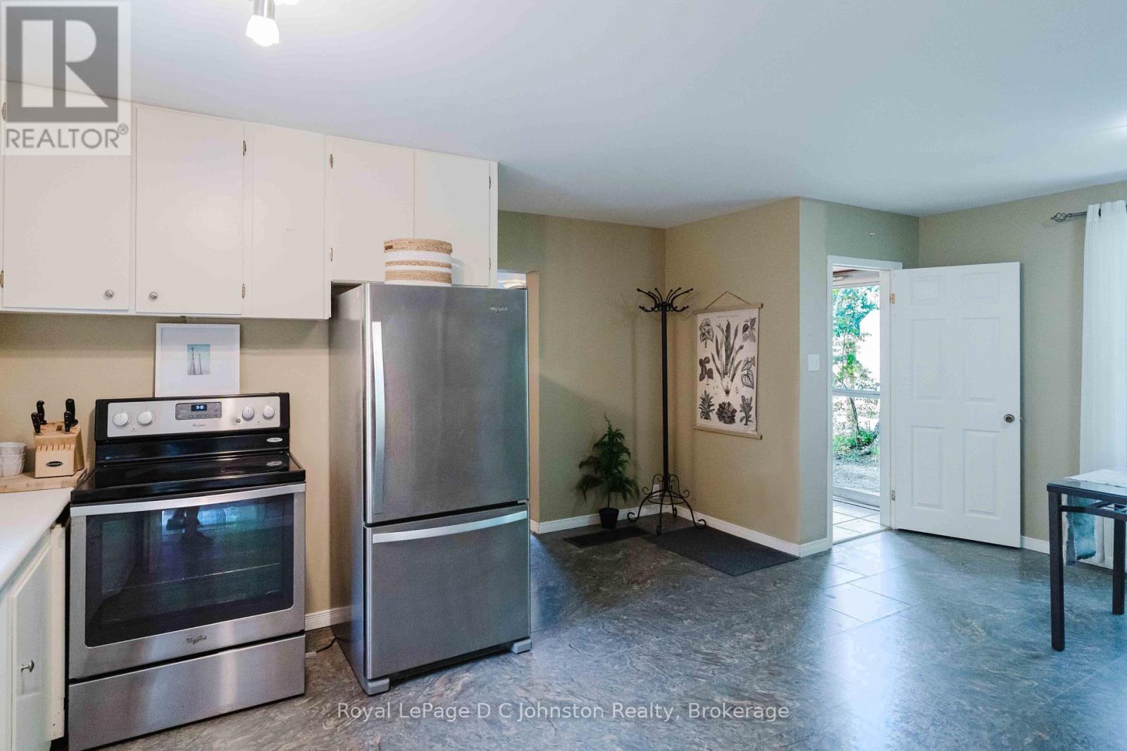 561 WELLINGTON STREET - 6
