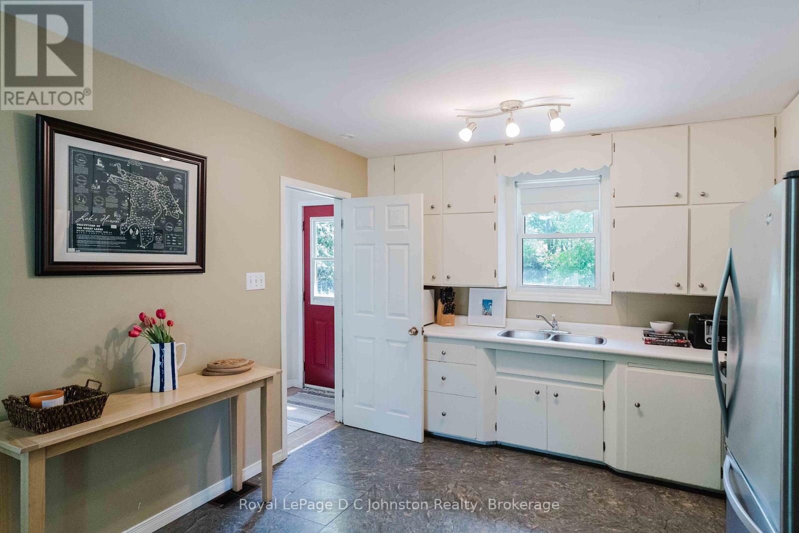 561 WELLINGTON STREET - 7