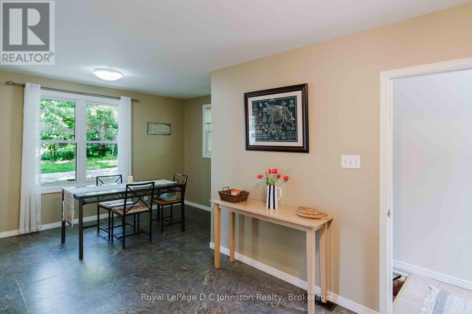 561 WELLINGTON STREET - 8