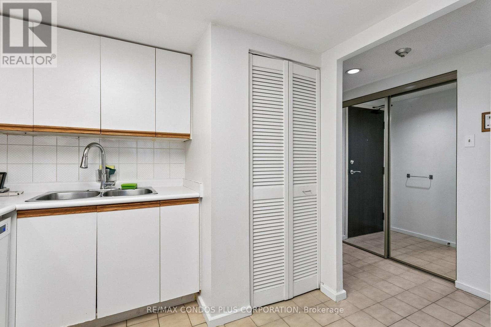 #204 15 MAITLAND PLACE - 10