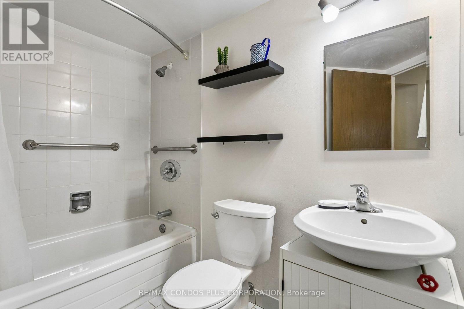 #204 15 MAITLAND PLACE - 20
