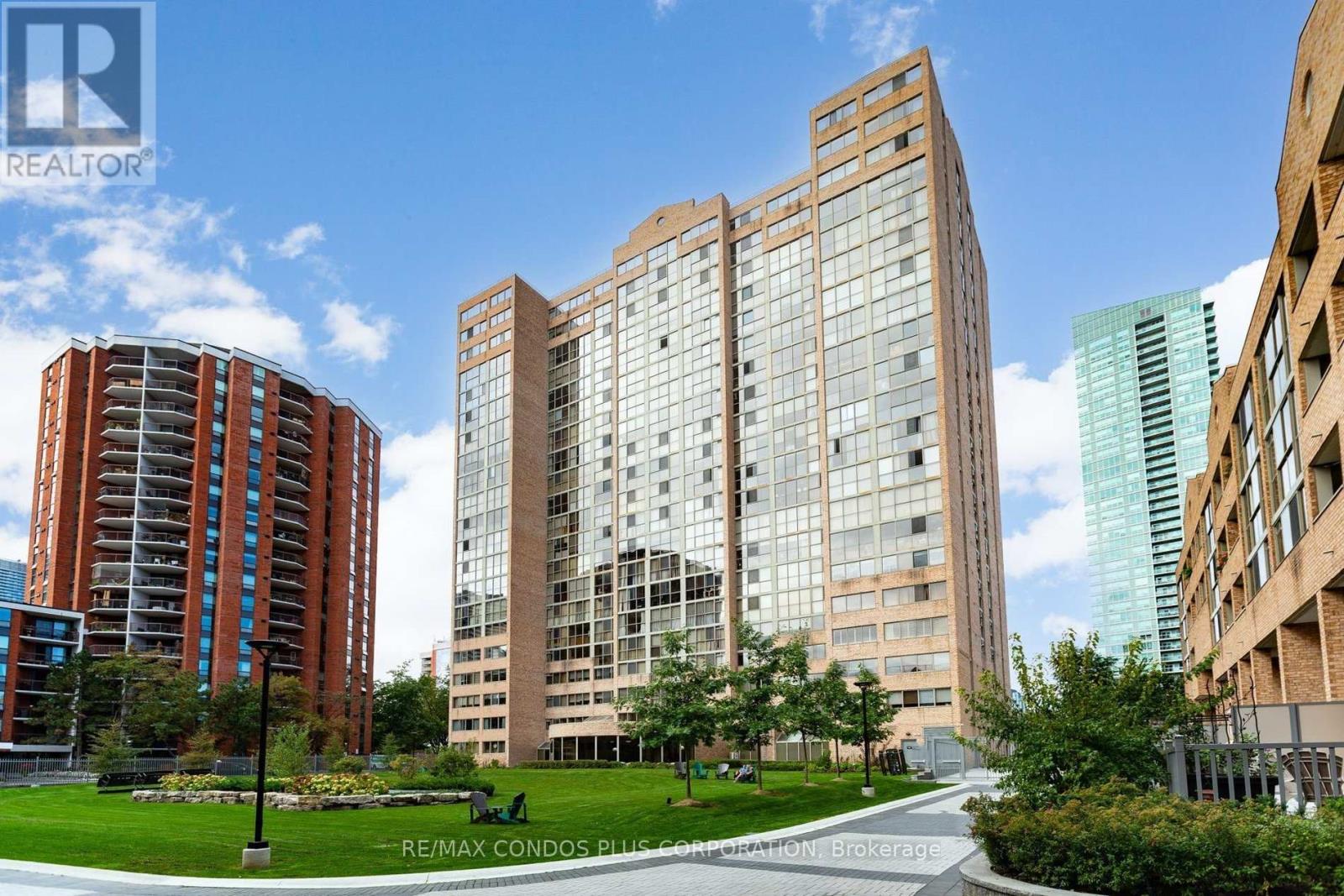 #204 15 MAITLAND PLACE - 24
