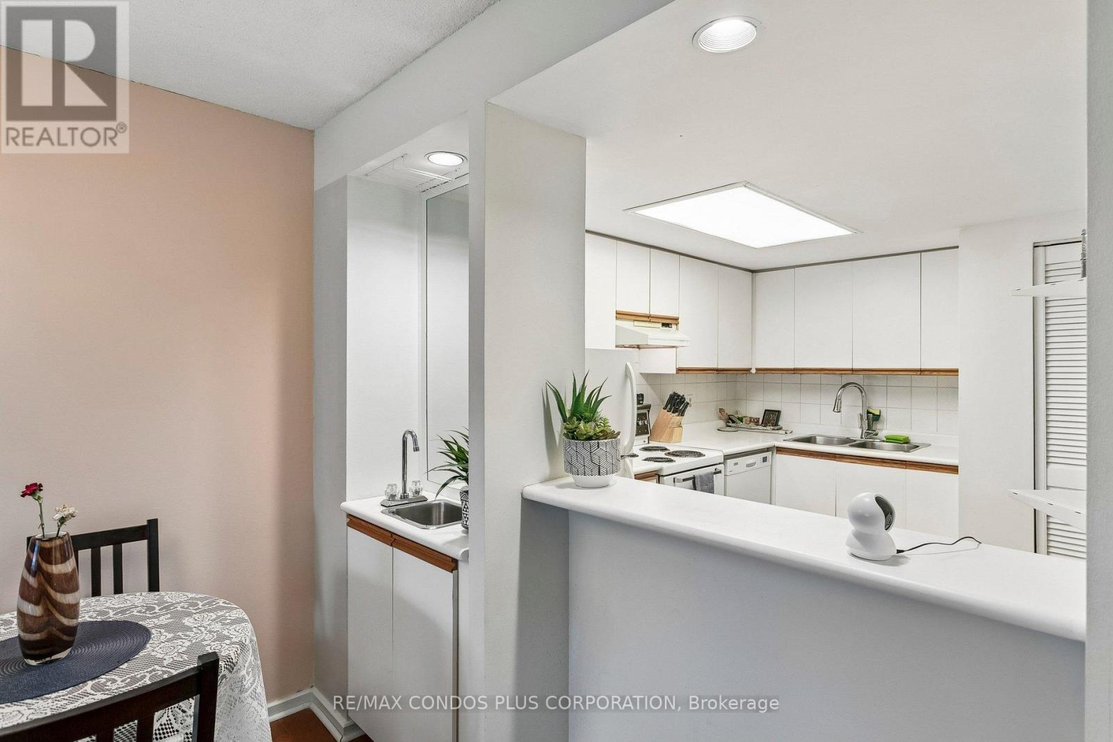 #204 15 MAITLAND PLACE - 8