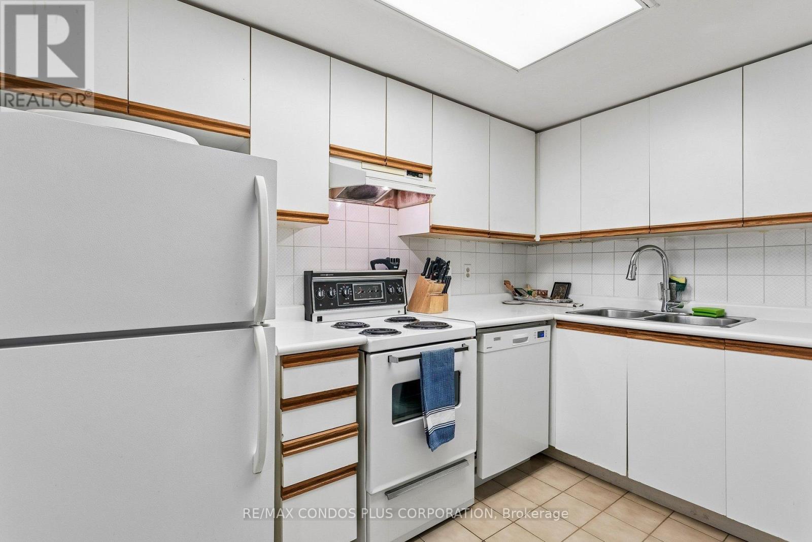 #204 15 MAITLAND PLACE - 9