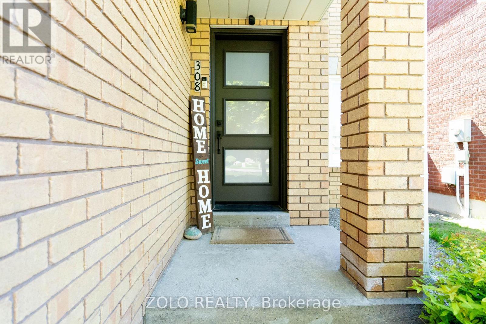 308 HOWARD CRESCENT - 2