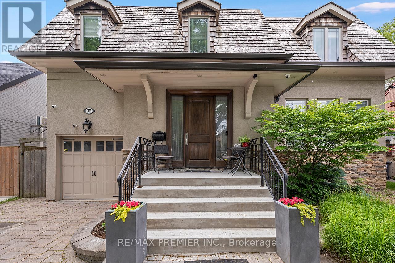 Photo of 35 Yorkdale Crescent