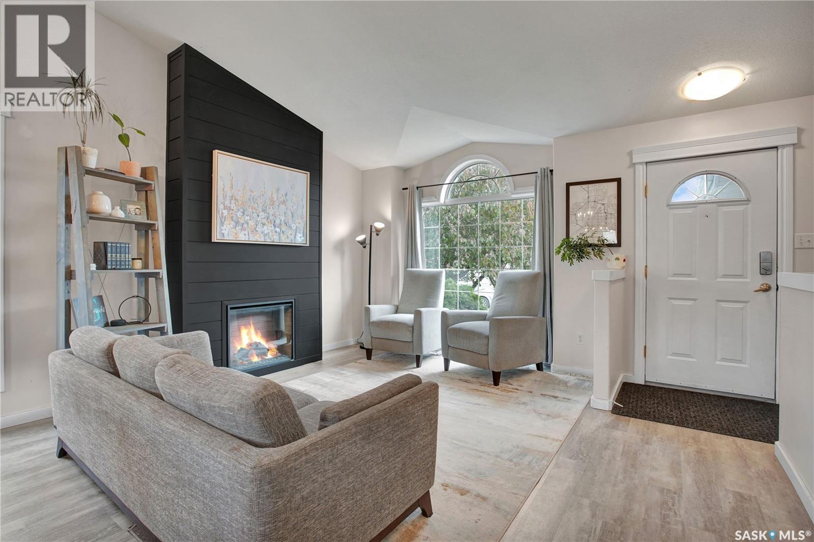 505 Crystal CRESCENT - 2
