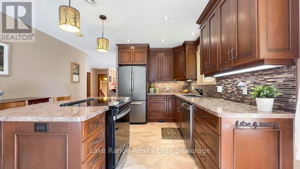 201 SHADYWOOD CRESCENT - 4