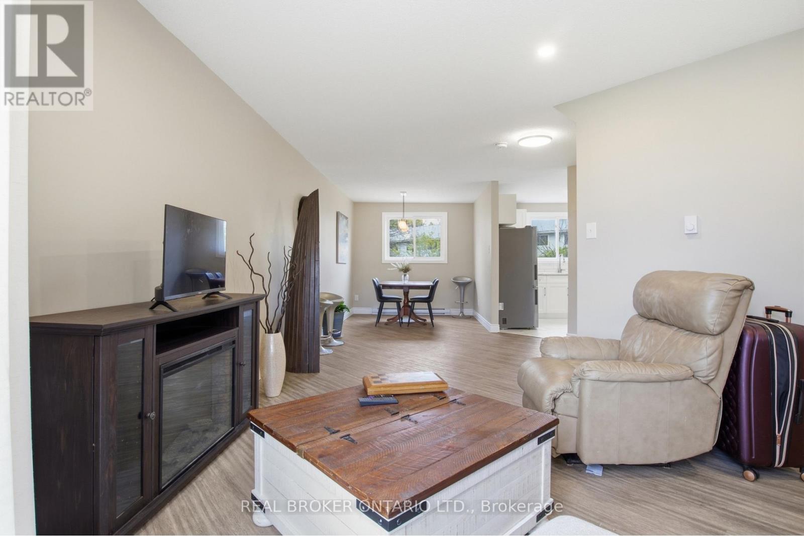 #46 60 ELMSDALE DRIVE - 17