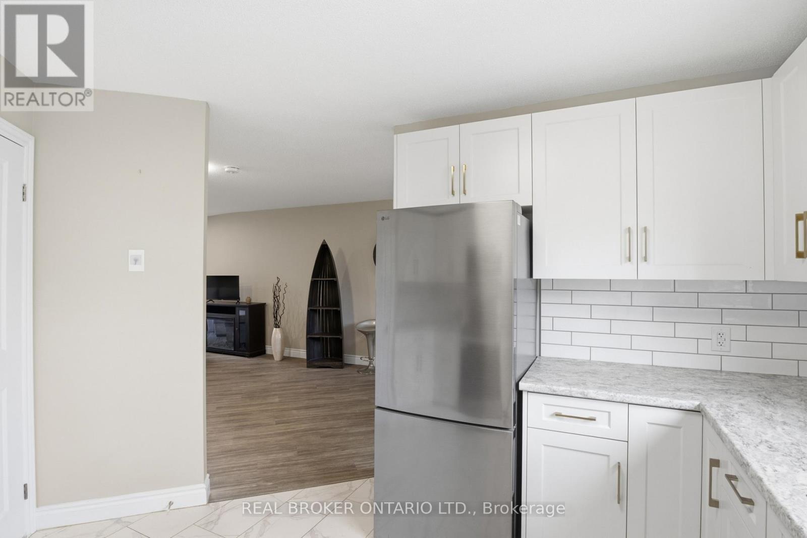 #46 60 ELMSDALE DRIVE - 22