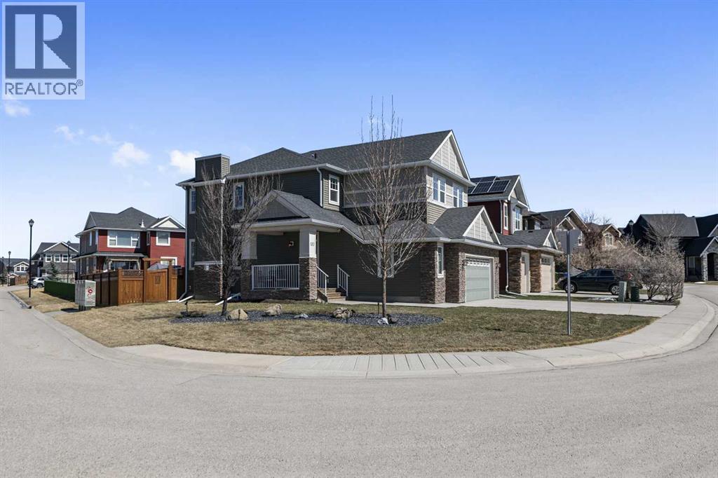 Large front yard w/ feature garden