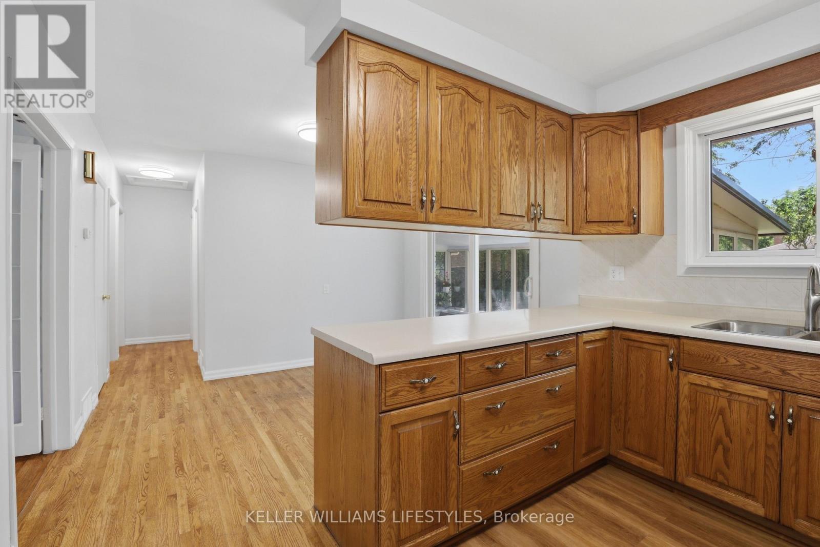 15 HAWKESBURY AVENUE - 7