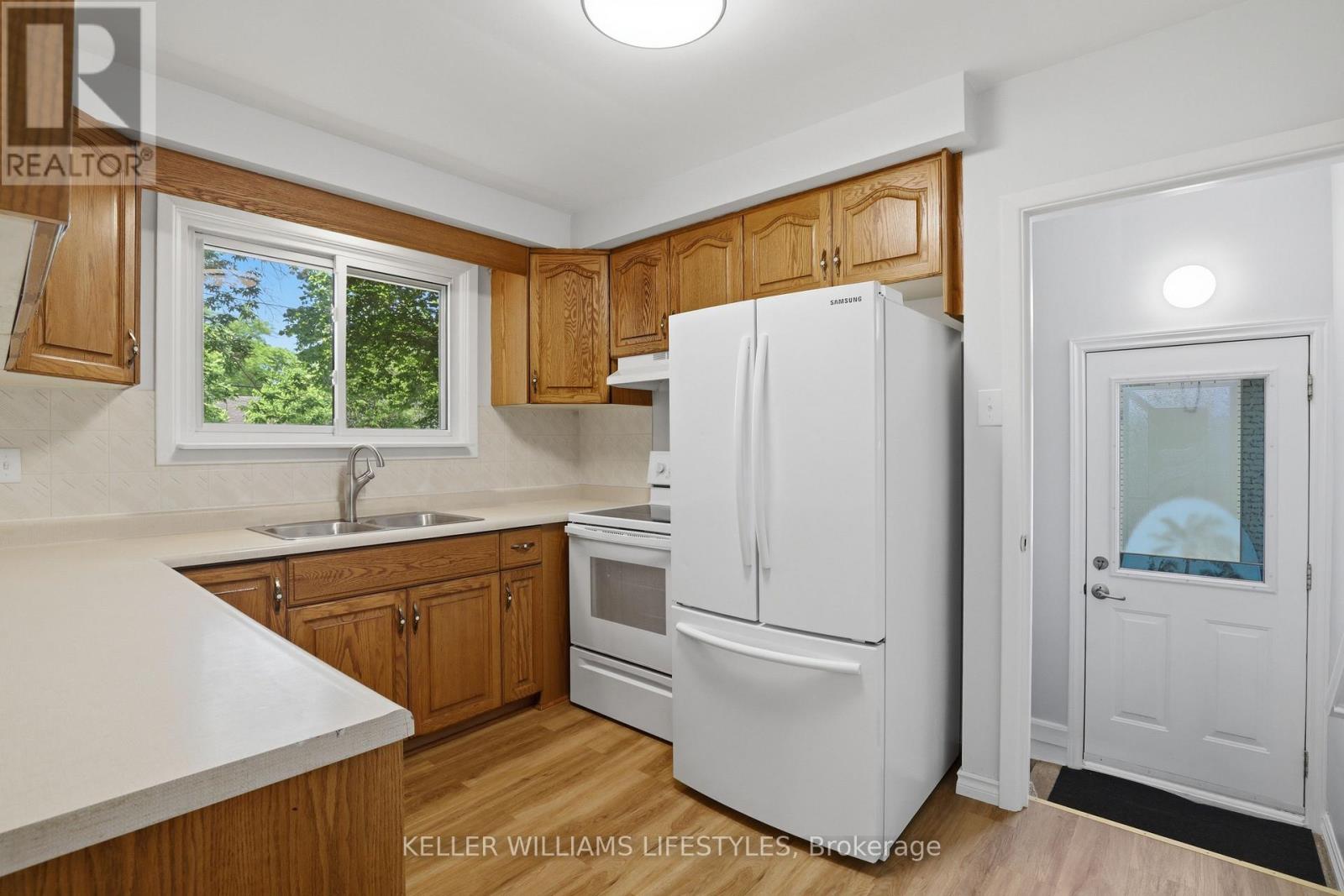 15 HAWKESBURY AVENUE - 9