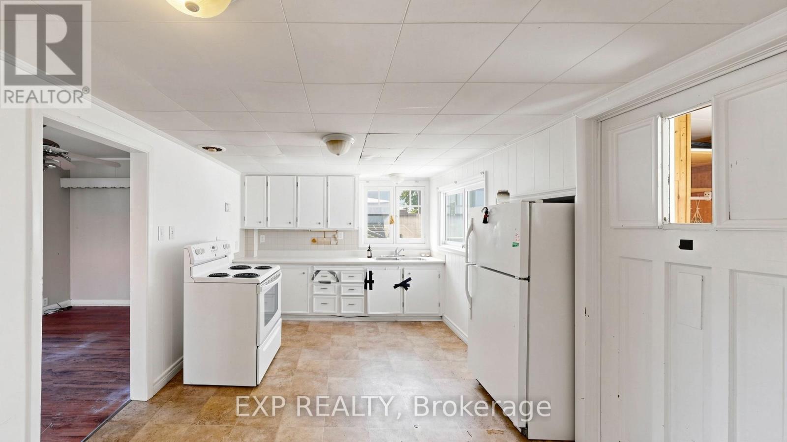 546 PARK ROAD S - 11