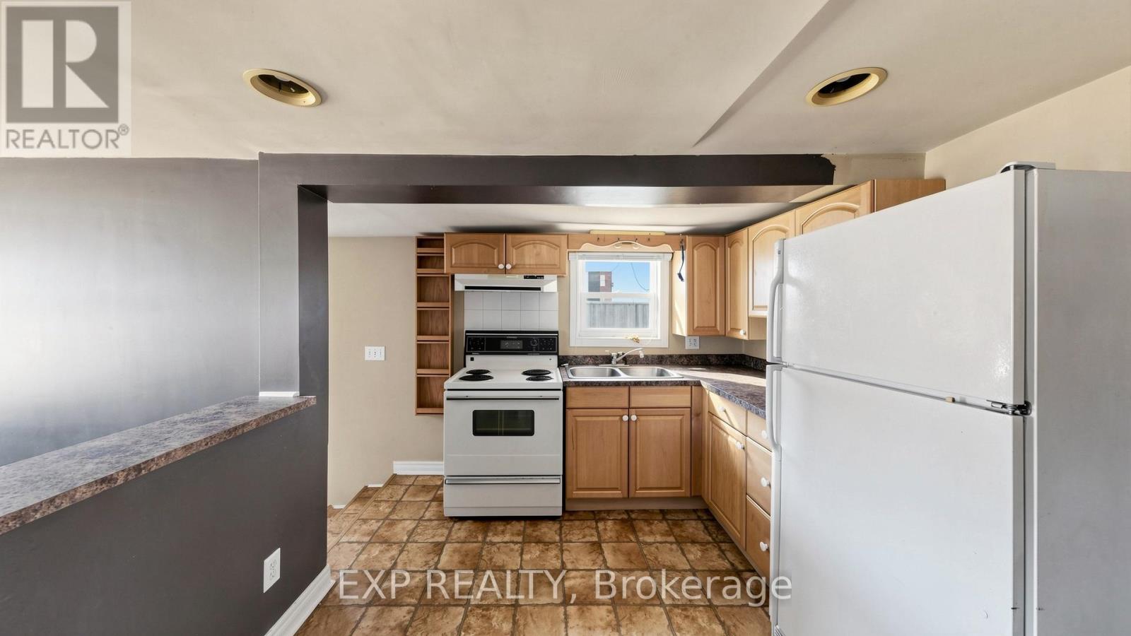 546 PARK ROAD S - 23