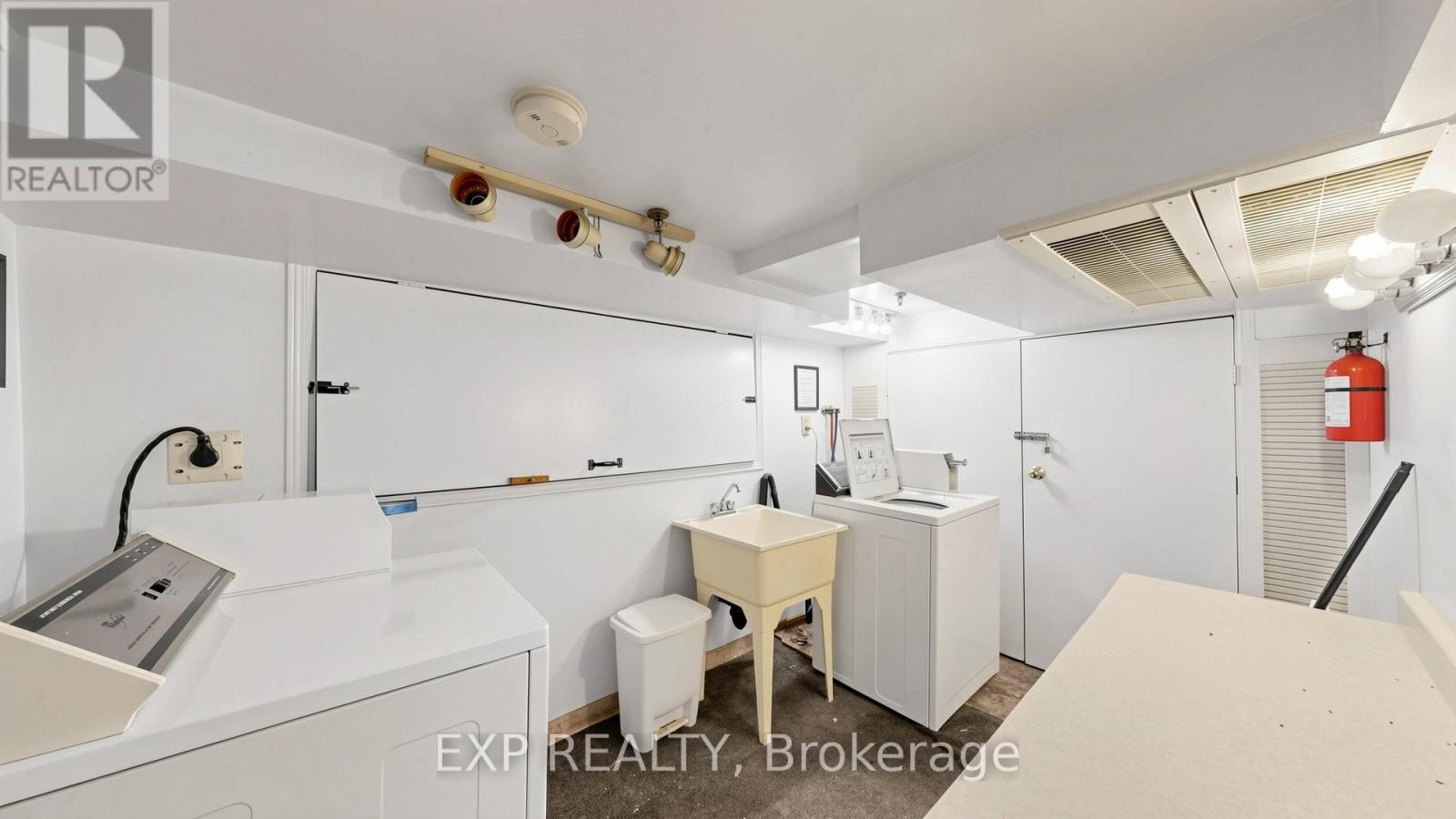 546 PARK ROAD S - 35