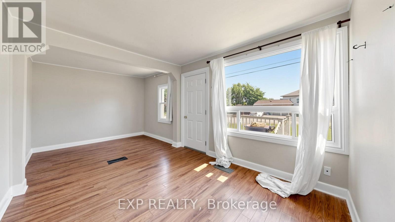 546 PARK ROAD S - 5