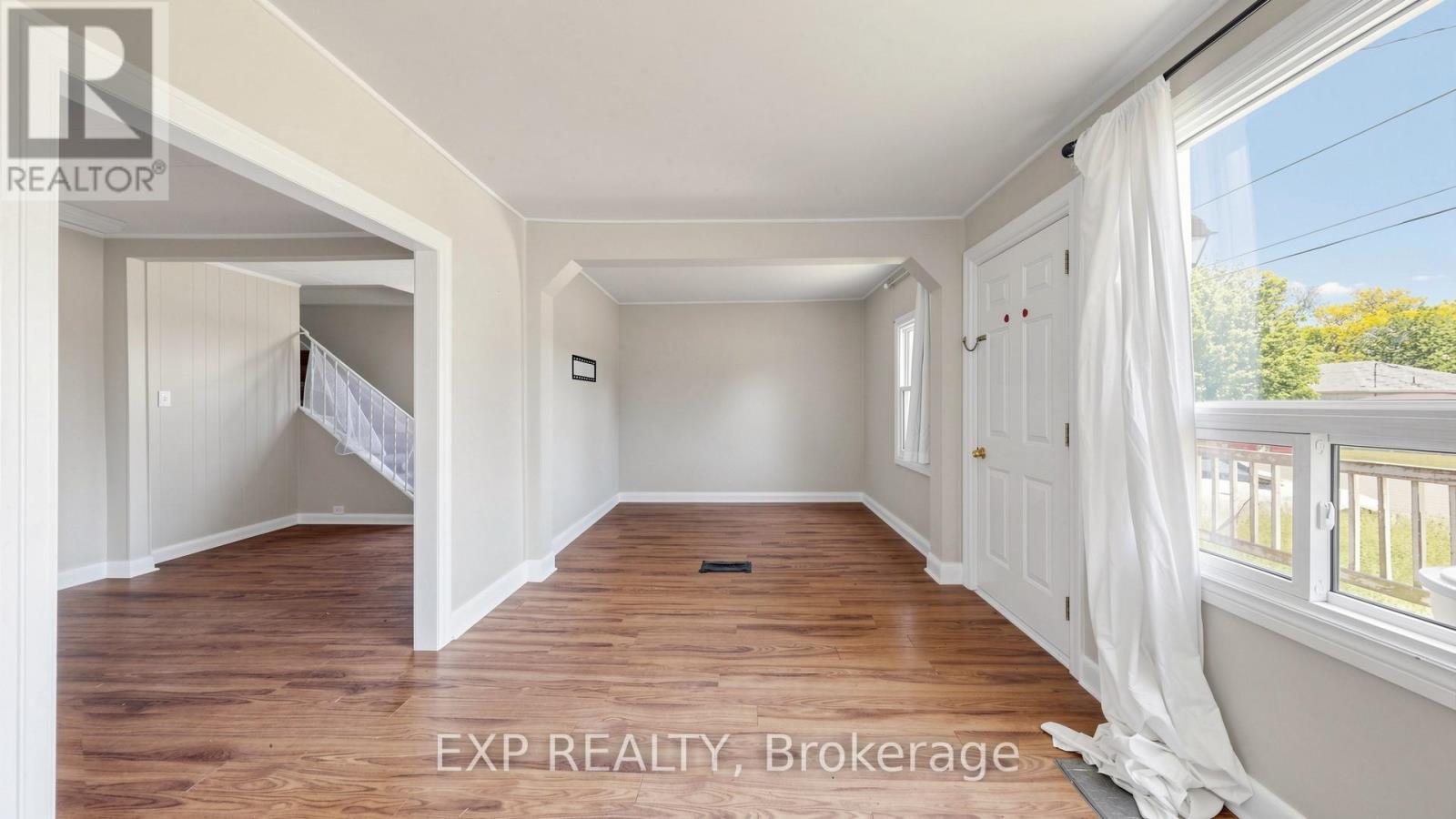 546 PARK ROAD S - 6