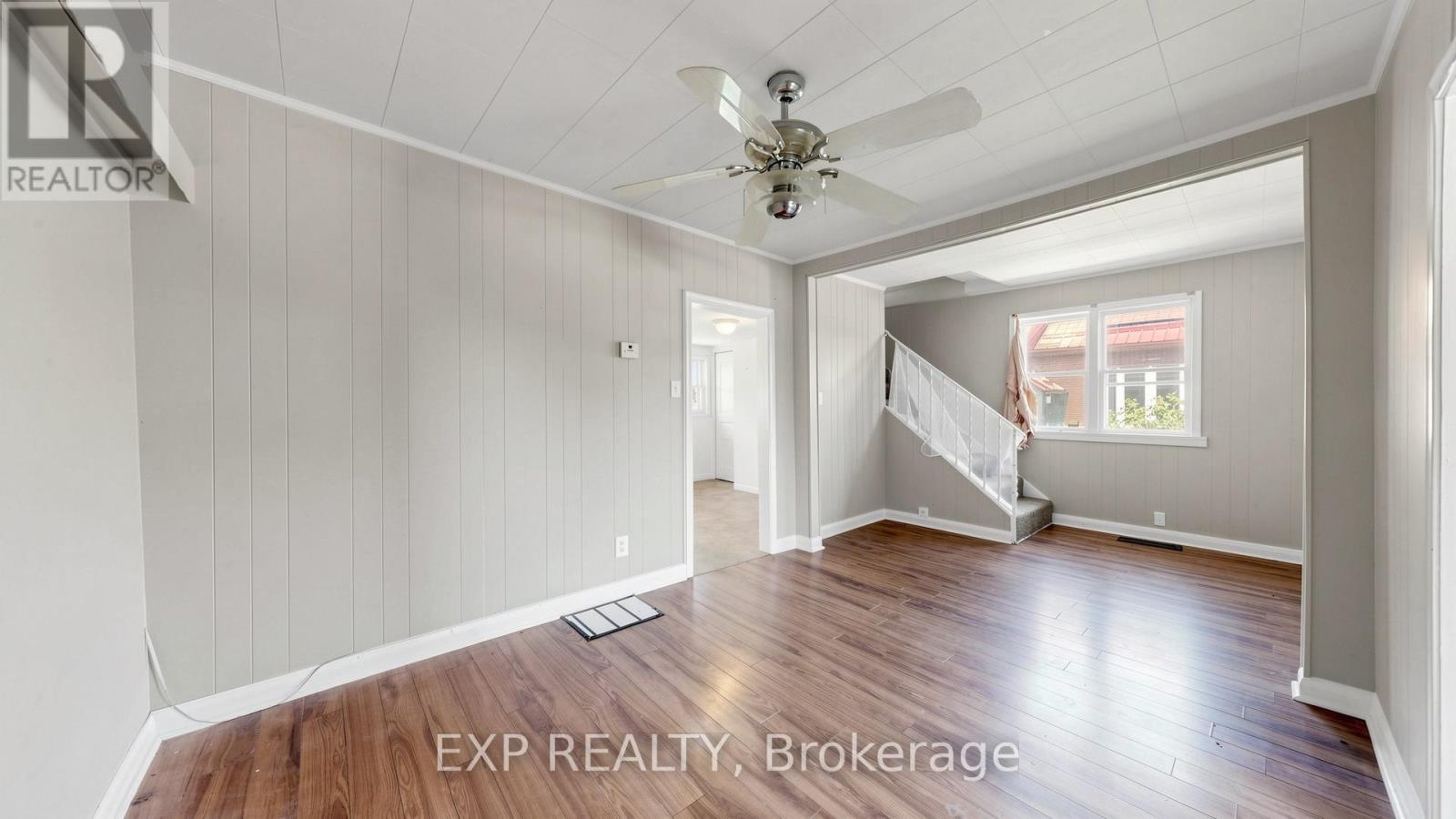 546 PARK ROAD S - 7