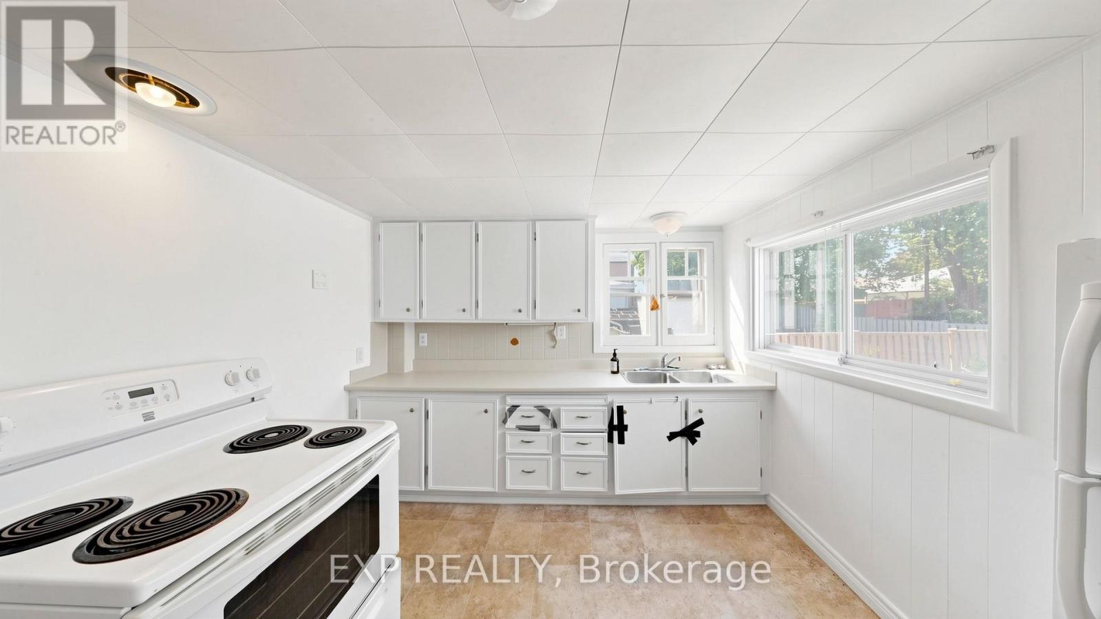 546 PARK ROAD S - 9