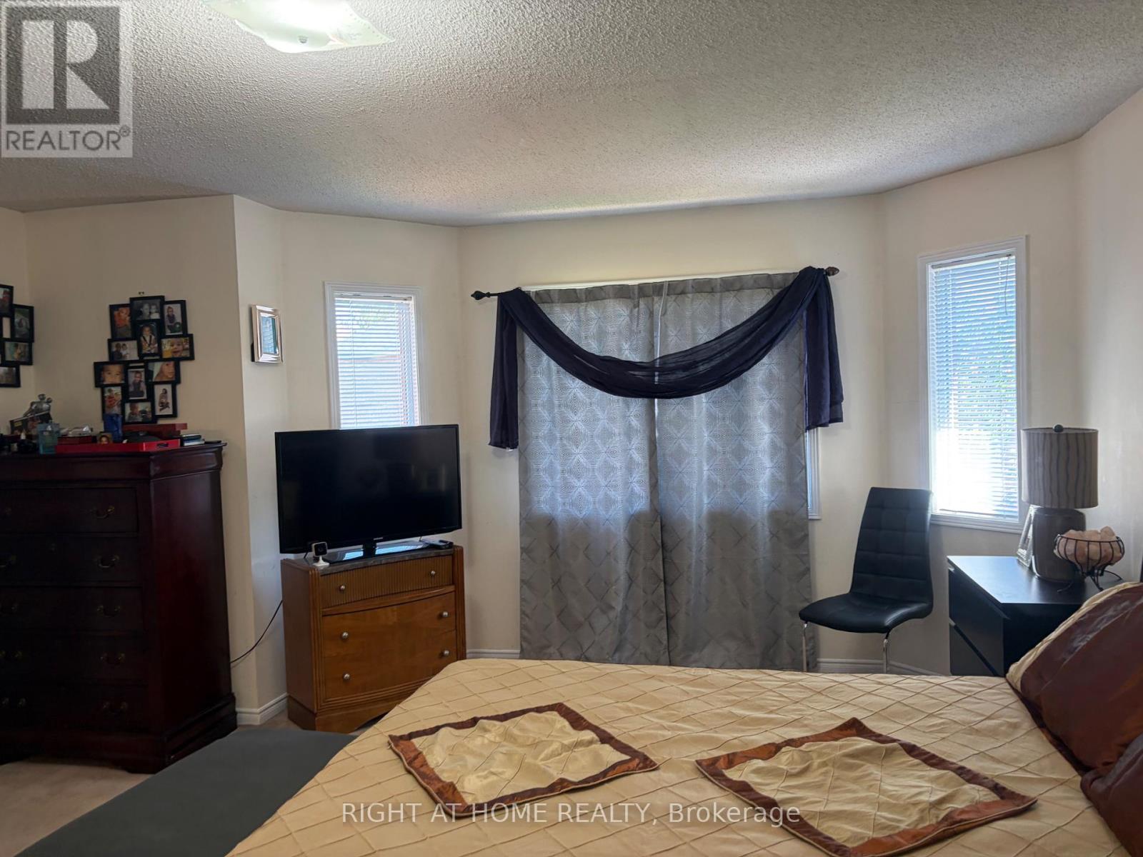 40 VOGUE STREET - 11