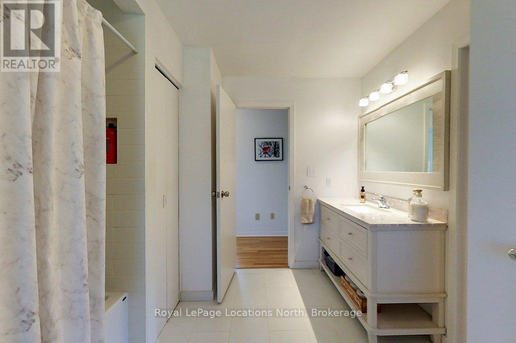 306 LAKESHORE ROAD N - 22