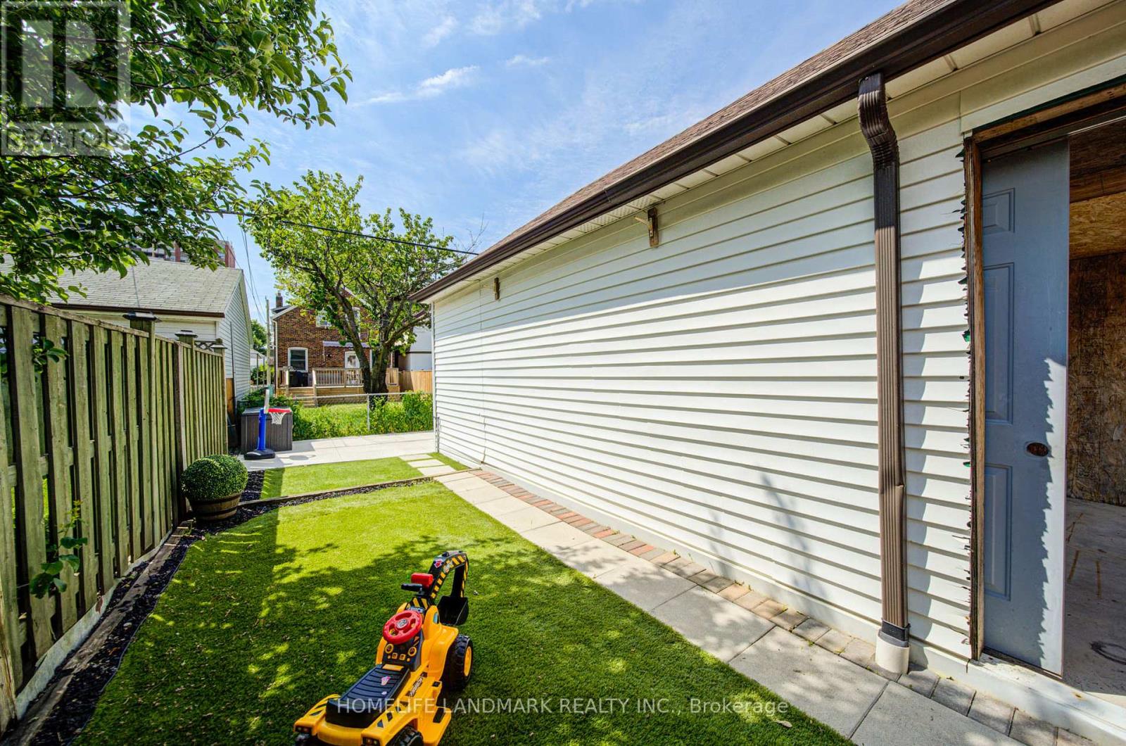 237 BELGRAVIA AVENUE - 35