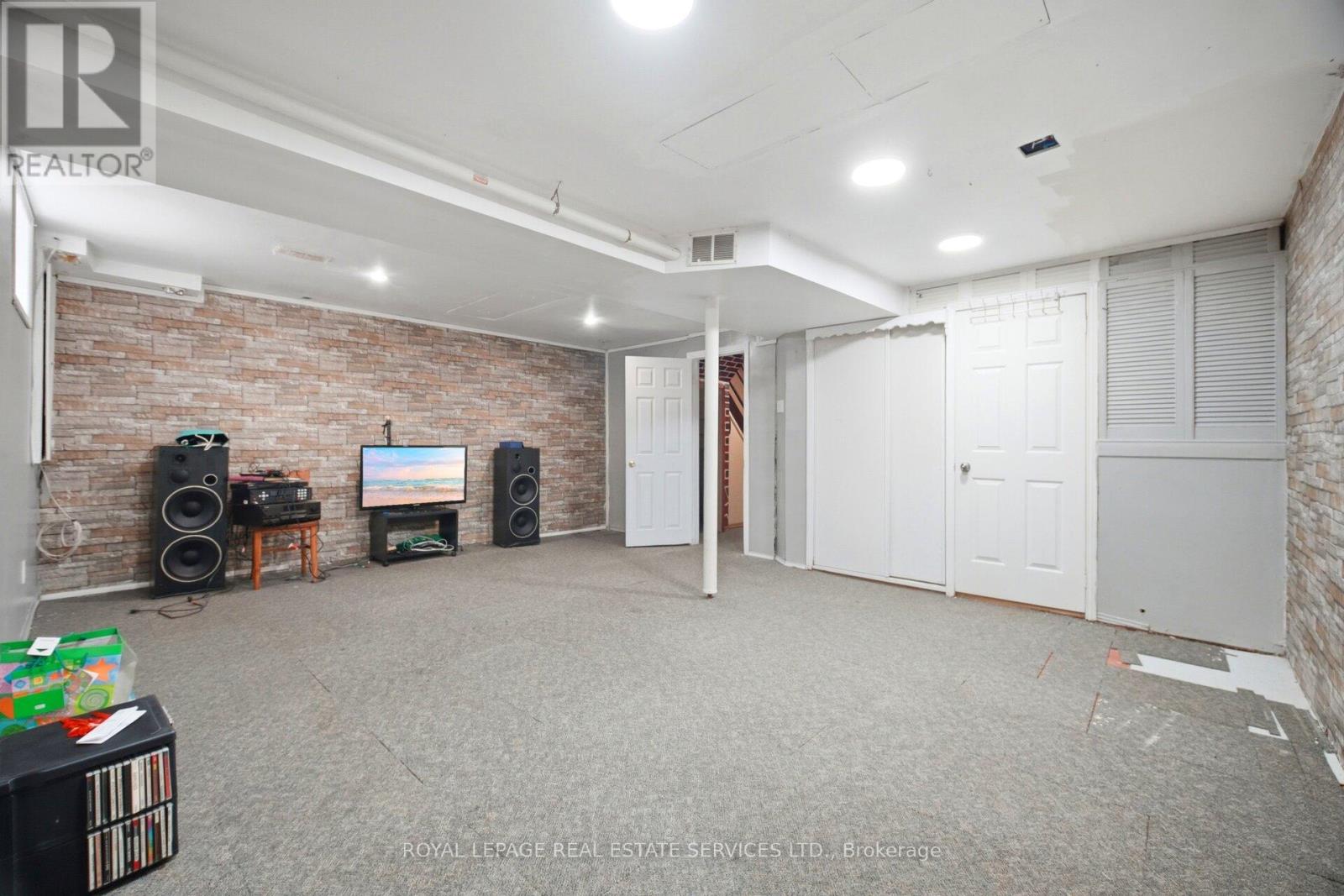 #21 345 MEADOWS BOULEVARD - 36