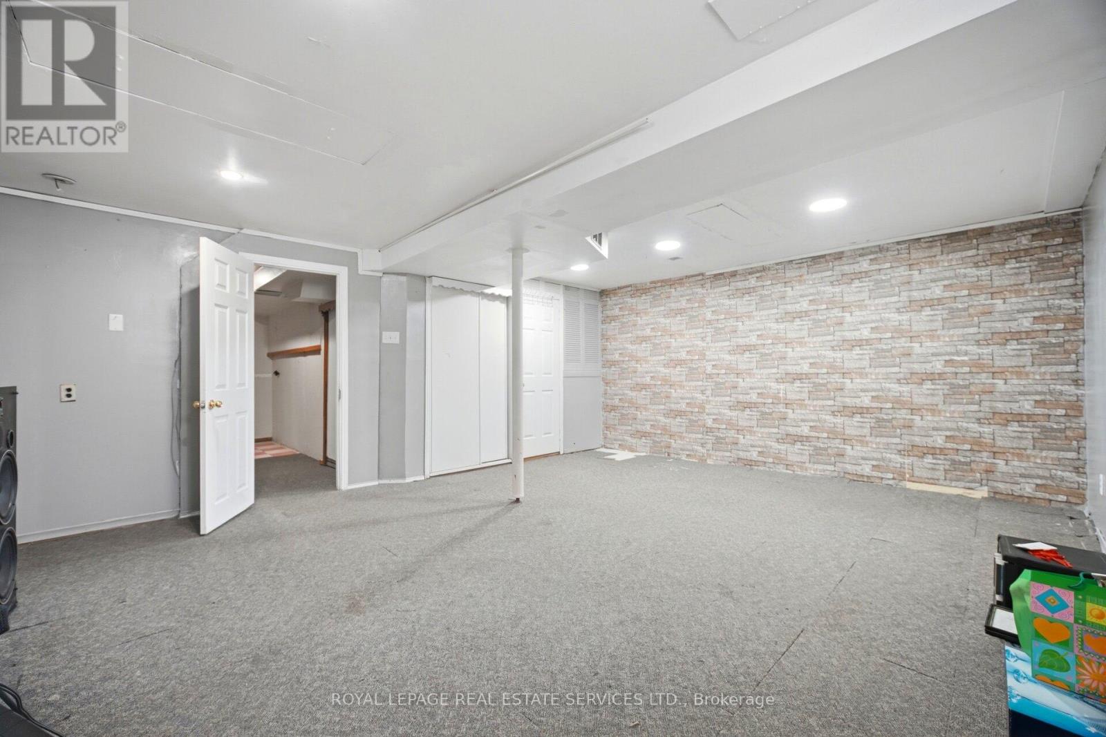 #21 345 MEADOWS BOULEVARD - 37